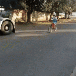 Hermanos Manejando Bicicleta