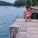 Mujer Obesa Saltando Al agua