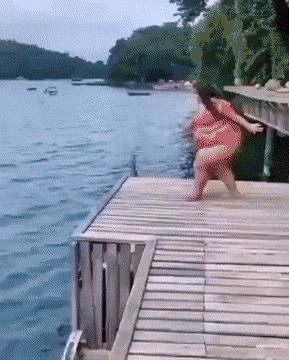 Mujer Obesa Saltando Al agua