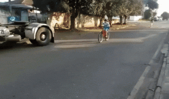 Hermanos Manejando Bicicleta